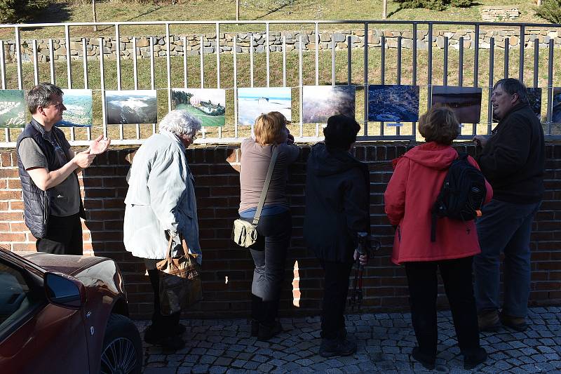 Nový hrad, blanenský zámek, Adamov v mlžném oparu. Vše vyfotografováno z ptačí perspektivy. Na parkovišti u adamovského kostela svaté Barbory v úterý odpoledne otevřeli výstavu fotografií pod širým nebem. Příchozí si prohlédnou třiatřicet snímků adamovské