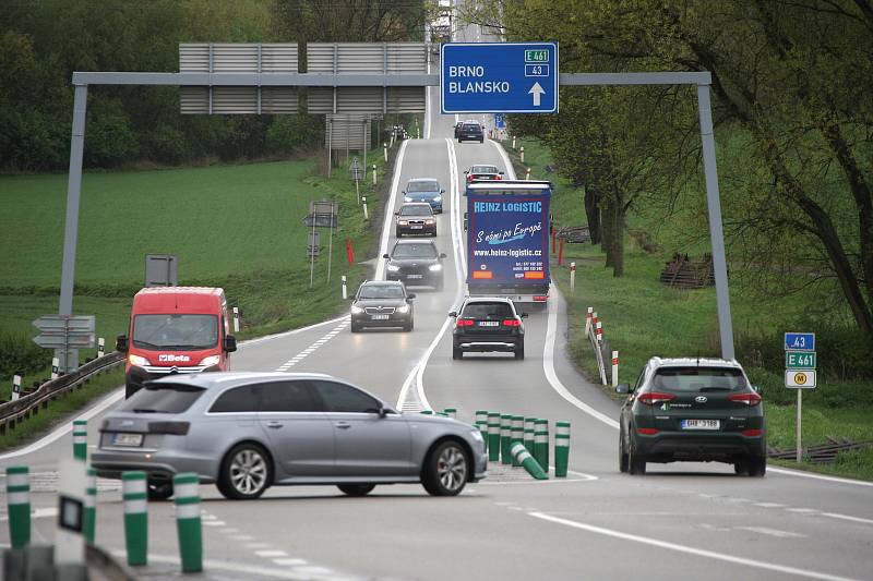 Křižovatka na silnici I/43 u obce Sebranice. V budoucnu ji nahradí kruhový objezd.