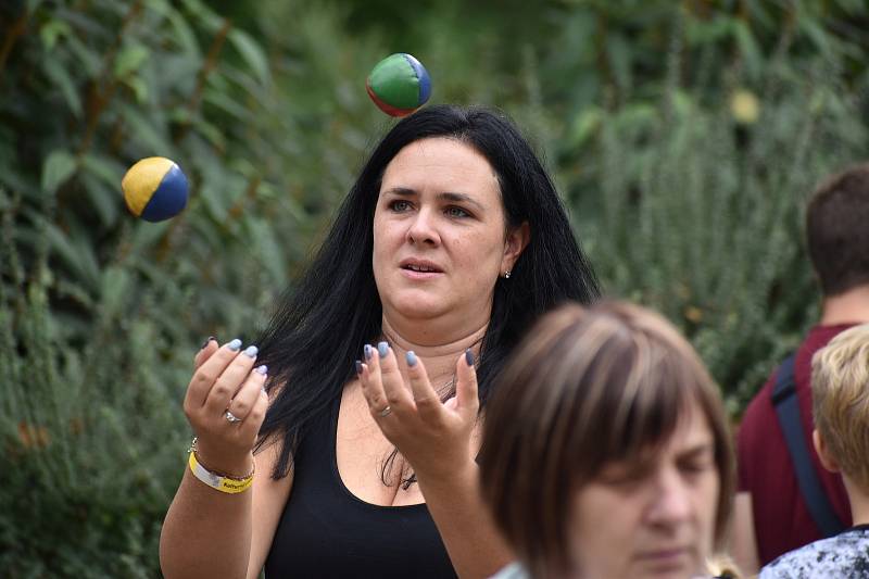 V sobotu a v neděli ovládly Boskovice tradiční Husí slavnosti. S pořadovým číslem osmnáct. Příchozí si pochutnali nejen na lahodných pečínkách. Na pódiu na Masarykově náměstí a také v letním kině pak pořadatelé připravili sérii koncertů. Vystoupil napříkl