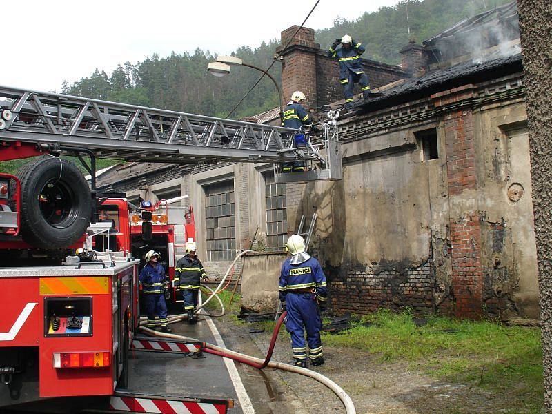 Čtyři hasičské jednotky bojovaly v pátek odpoledne s požárem střechy jedné z hal Druhé slévárny Blansko. Škoda přesáhla odhadem jeden a půl milionu korun.