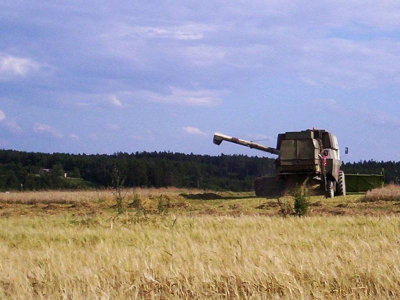 Kombajny vyrazily do polí sklízet úrodu, která jště zbyla