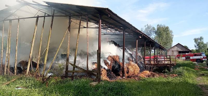 Požár velkokapacitního seníku u Letovic.