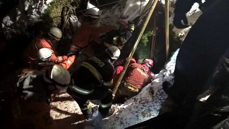 Více než šest hodin trvala záchrana jeskyňáře. Ten v sobotu v Chráněné krajinné oblasti Moravský kras u Holštejna na Blanensku uvíznul kvůli zraněné noze v jeskyni Lipovecká ventarola.