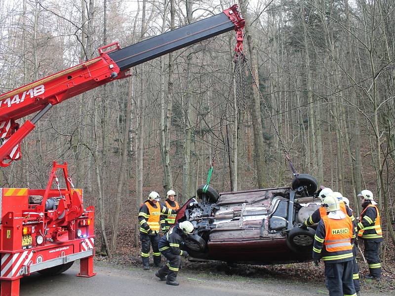 S autem v Křtinském potoce skončil ve čtvrtek dopoledne řidič nedaleko Adamova. Havaroval na namrzlé silnici v zatáčkách v Josefovském údolí.