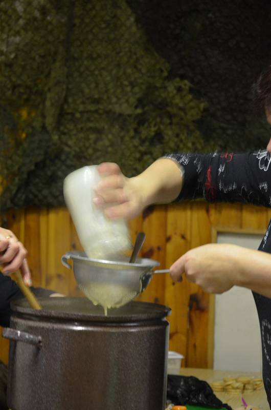 Bílá ovarová česnečka, andělská zelňačka nebo slovenská houbová. V Doubravici v sobotu pořádali soutěž o nejlepší polévku.