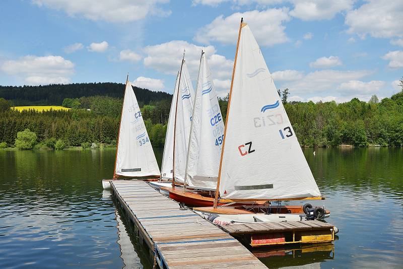 Letovický oddíl jachtařů pořádal v sobotu na přehradě Křetínka tradiční závody Finn cup. Už po páté. Závodníci sice nasedali do lodí za slunečného počasí, ale zradil je vítr. Na vodě totiž téměř nefoukalo. Finn cup nakonec vyhrál Michal Kubík z Blanska.