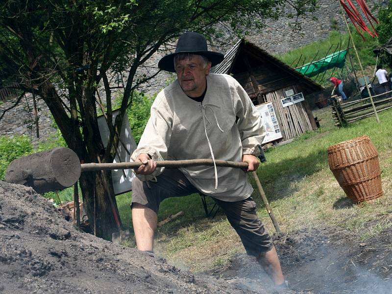 U Staré huti nedaleko Adamova začal několikadenní workshop Historické a prehistorické tavby železa a jeho zpracování.