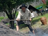 U Staré huti nedaleko Adamova začal několikadenní workshop Historické a prehistorické tavby železa a jeho zpracování.