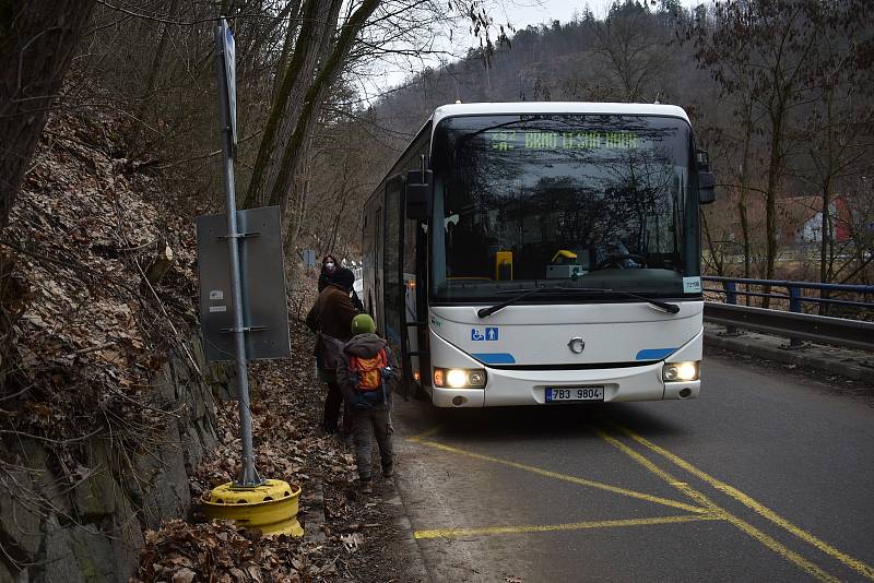 Výluková zastávka Babice nad Svitavou. Řidiči autobusů tvrdí, že je na nebezpečném místě.
