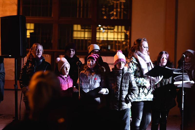 Boskovičtí se na akci Česko zpívá koledy tradičně sešli na Masarykově náměstí před tamní radnicí.