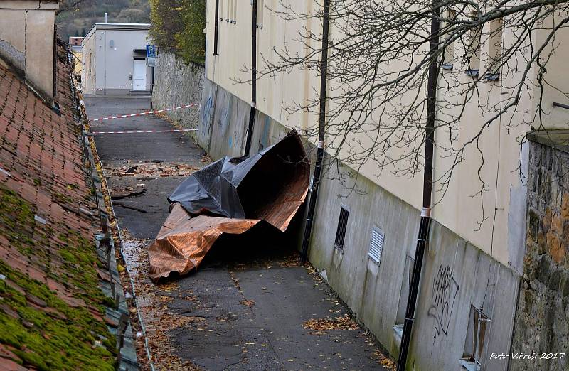 Nedělní vichřice poškodila také střechu na budově Zámeckého skleníku v Boskovicích a stromy v přilehlém parku.