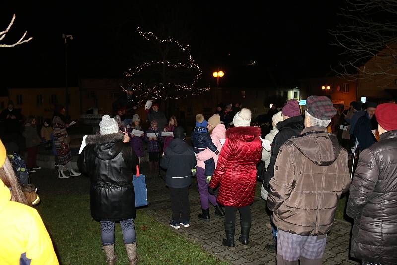 Ke zpívání koled se sešli lidé také v Olešnici.