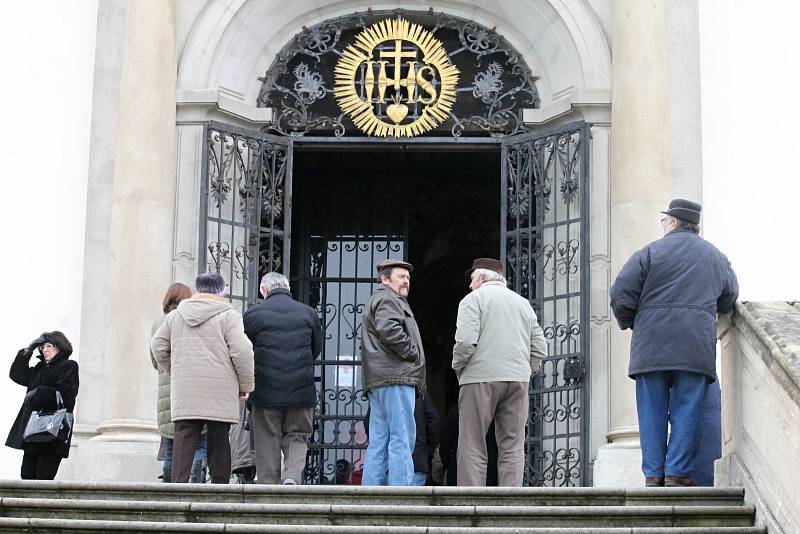 V sobotu odpoledne se ve křtinském barokním chrámu Jména Panny Marie stovky lidí rozloučily s nedávno zesnulým dlouholetým emeritním farářem Tomášem Prnkou.