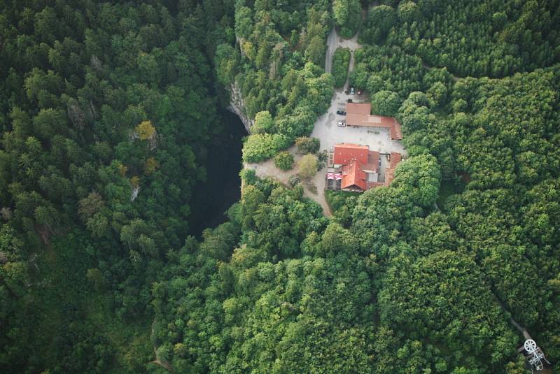 Olešnický farář Pavel Lazárek létá na paraglidingovém křídle a fotografuje krajinu.