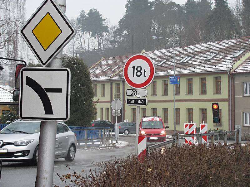 V úterý se na osm měsíců uzavřela ulice Dukelská v Boskovicích. Lidé jezdí cestou přes Kamenici.