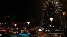 Vůně pochoutek, stánky a bezpočet čertovských rohů zářících do tmy. Takhle to vypadalo v pátek večer na blanenském náměstí Republiky. Lidé tam rozsvěcovali vánoční strom. 