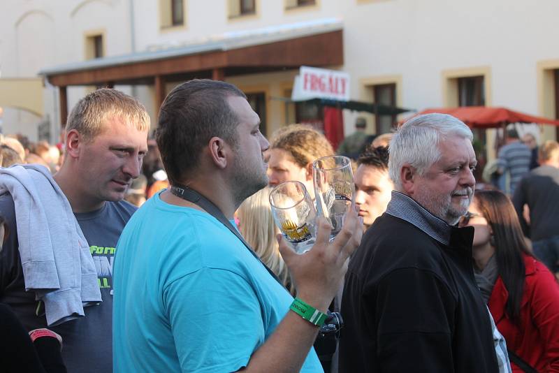 Přibližně sedm tisíc návštěvníků zavítalo v sobotu na nádvoří černohorského pivovaru. Konala se tam pivní pouť. Oblíbený nápoj tekl ze čtyřiašedesáti píp. Půllitr stál pětadvacet korun. A k jeho konzumaci hrály špičky české hudby.