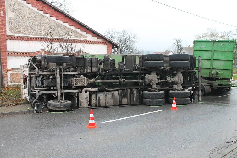 Ve Světlé se v úterý převrátilo nákladní auto s odpadem.