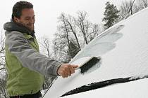 Blanensko ve čtvrtek zasypal první sněhový poprašek. Do ulic vyrazily úklidové čety i sypače. Ne všichni motoristé stihli přezout na zimní pneumatiky a proto raději s auty nevyjeli.