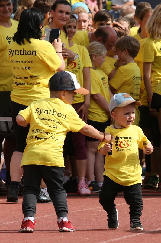Sto týmů, přes čtyři tisíce běžců. Záplava žlutých triček. Na atletickém stadionu ASK Blansko v pátek po čtvrté hodině odpoledne odstartovala největší charitativní akce pod širým nebem v Česku.