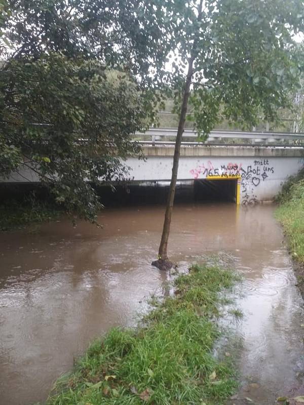 Rozlitá řeka Svitava ve Skalici nad Svitavou.