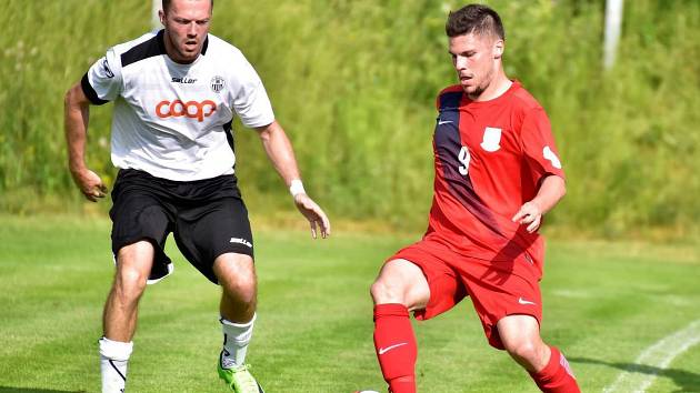 V předposledním kole fotbalové divize remizoval FK Blansko (červené dresy) se Slovanem Havlíčkův Brod 1:1.