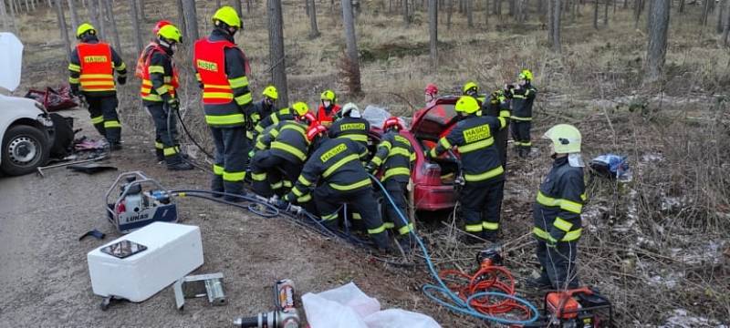 Záchranná akce po nehodě dvou osobních aut u Rudice.