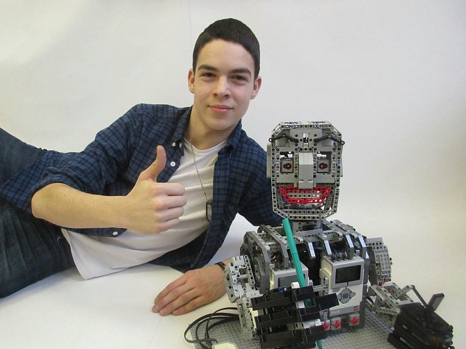 Studenti Střední průmyslové školy Jedovnice Jan Kratochvíl (na snímku) a jeho bratranec Jiří Kalvoda sestrojili z kostek stavebnice Lego robota Akio. Ten uspěl v letošní Robotiádě.