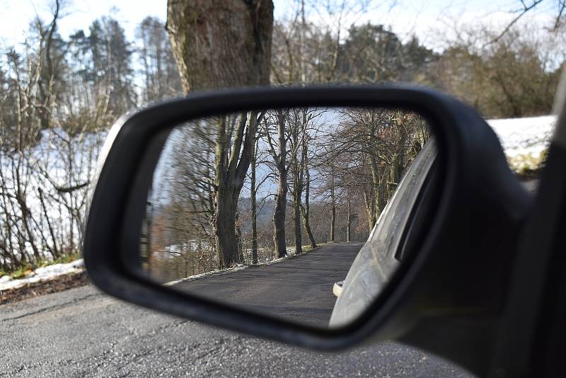 Oprava rozbité silnice mezi Velkými Opatovice a letovickou částí Chlum je na severu okresu Blansko top téma posledních měsíců. Hlavně kvůli stoletému a šest set metrů dlouhému stromořadí lip, takzvané Svárovské aleji, jejíž část měla jít kvůli rozšíření s