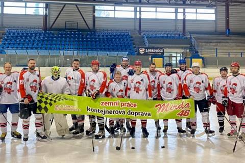 Turnaj záchranářů v ledním hokeji se konal v Blansku. Zapojilo se deset mužstev.