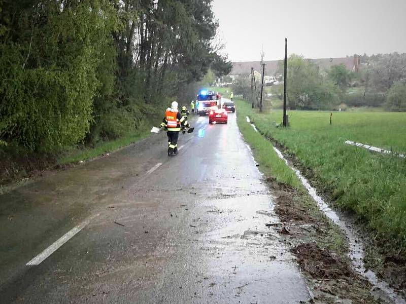 Naplaveniny bahna po průtrži mračen na silnici v Zábludově.