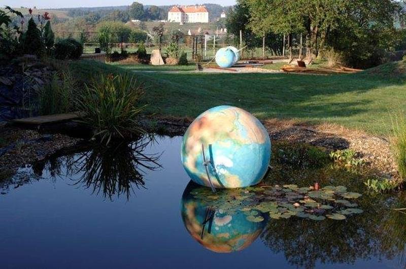 V Kunštátě nová školní zahrada nevydržela ani půl roku. O víkendu ji zdemoloval neznámý vandal. Zničil tím několikaměsíční práci dětí.