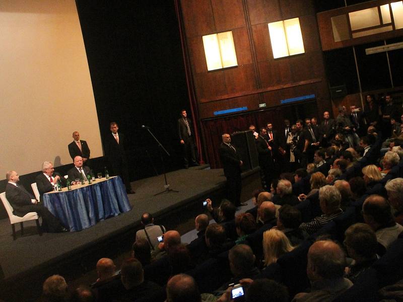 Prezident Miloš Zeman přijel poprvé jako hlava státu na Blanensko. Navštívil Černou Horu, společnost ČKD Blansko Holding a Blansko. Ve středu přijede do Boskovic. Chystá se do tamní dětské léčebny pohybových poruch, do firmy Lanik a na tamní radnici.