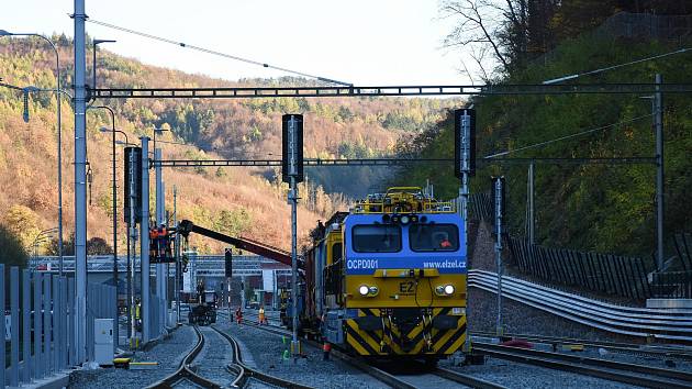 Rekonstrukce železničního koridoru mezi Brnem a Blanskem pokračuje podle plánu. Vlaky tam začnou po roční výluce opět jezdit od 11. prosince. Na snímku nádraží v Adamově.