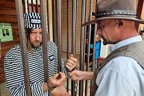 Trestanec Jack kope ve westernu v Boskovicích strouhu. Lidé mu nosí řízky.