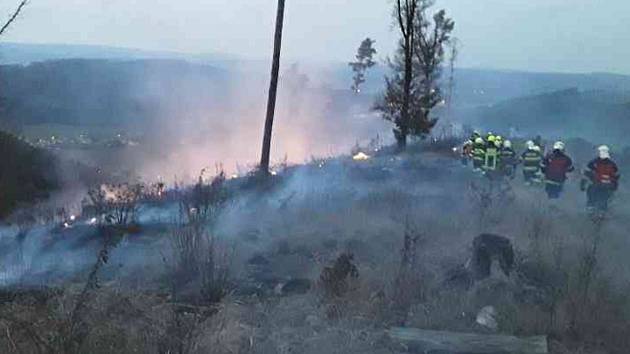 Požár nízkého lesního porostu u Lhoty Rapotiny na Blanensku.