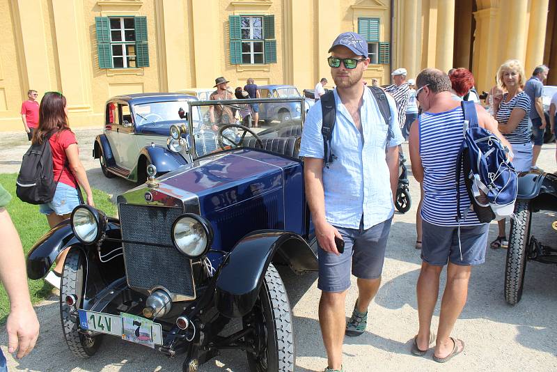 Jih Moravy v sobotu zaplavily veterány. Jejich řidiči a majitelé s nimi projeli ze Zaječí přes Lednici a Mikulov až do Valtic na Břeclavsku.