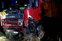 Nehoda kamionu a osobního auta si vyřádala život řidiče. 