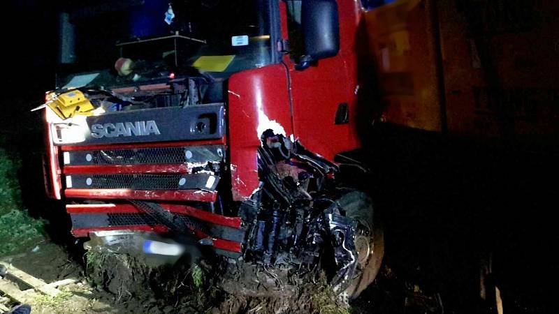 Nehoda kamionu a osobního auta si vyřádala život řidiče. 