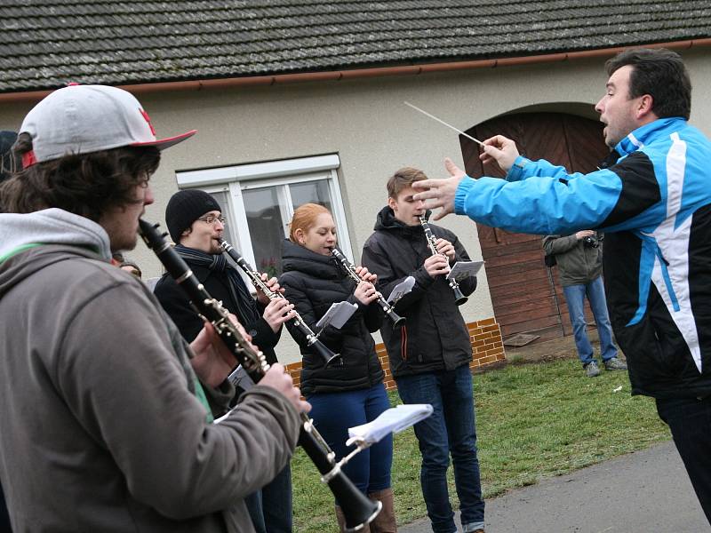 Dechový orchestr Malá Haná zahrál vánoční koledy v osmnácti obcích na Boskovicku a Svitavsku. Například v Cetkovicích.