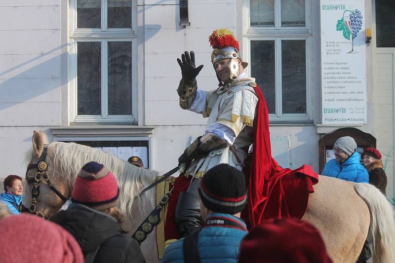 Vítání svatého Martina přilákalo v neděli do ulic Blanska stovky lidí. Mávali historickému průvodu s rytíři, bubeníky a šlechtici v kočárech. Průvod mířil do zámeckého parku, kde byl na programu řemeslný jarmark.