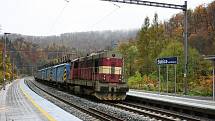 Rekonstrukce železničního koridoru mezi Brnem a Blanskem pokračuje podle plánu. Vlaky tam začnou po roční výluce opět jezdit od 11. prosince. Na snímku úsek Bílovice a Babice nad Svitavou.