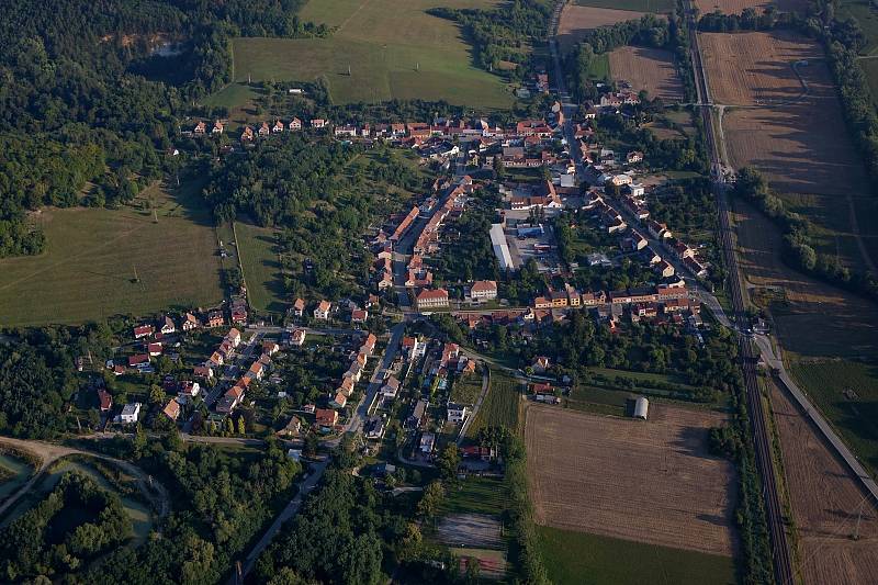 Vyzkoušejte si vzdušný kvíz. Poznáte místa na Blanensku z ptačí perspektivy, nad kterými létal adamovský paraglidista Petr Buchta?