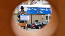 V pátek v devět ráno odstartovala akce s názvem Celonárodní čtení Bible 2012. Do nepřetržitého čtení biblických textů se pustili lidé také v Blansku na tamním náměstí Republiky. 