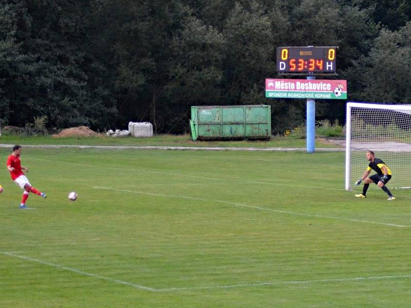 Ve druhém kole krajského přeboru porazily Boskovice (červené dresy) doma Ivančice 1:0.