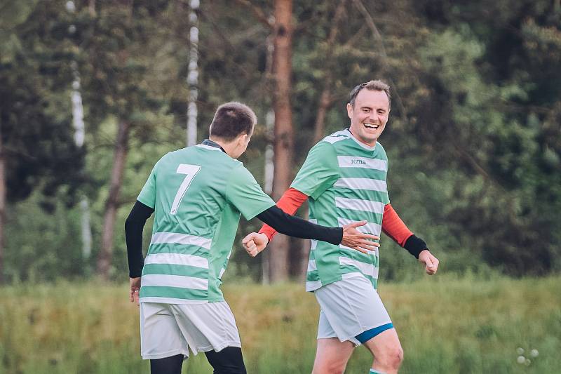 Fotbalisté Rájce-Jestřebí (zelenobílé dresy) v přípravě porazili Kunštát 6:3.