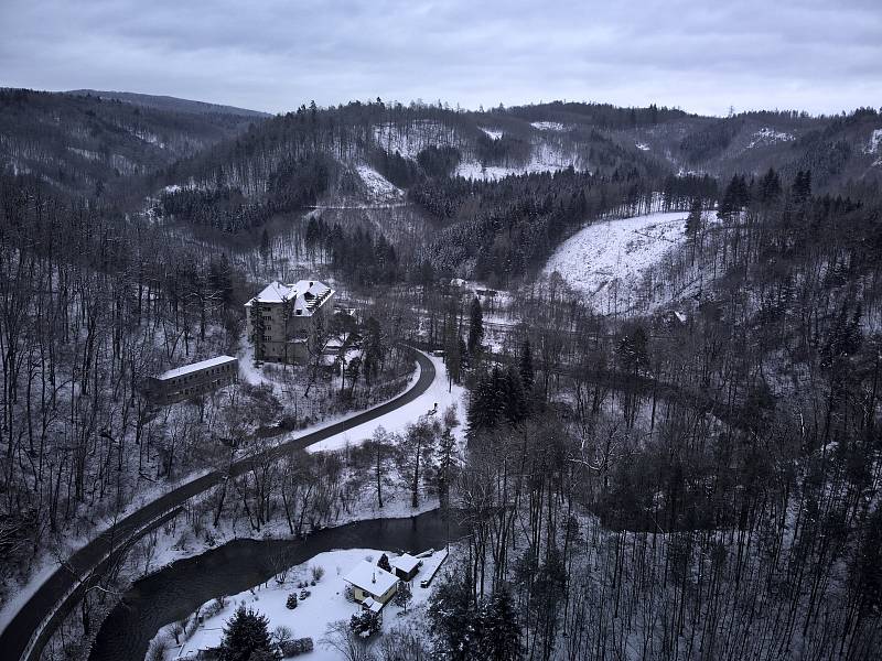 Bývalá léčebna dlouhodobě nemocných v Bílovicích nad Svitavou z ptačí perspektivy.