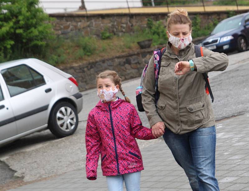 Jako prvního září. Ovšem v menším. S rouškami, v oddělených skupinkách a v různých časech. Ale s dobrou náladou. Děti na prvním stupni v pondělí vyrazily po více než dvouměsíční pauze po epidemii koronaviru pět do školy. Živo bylo před osmou ráno také pře