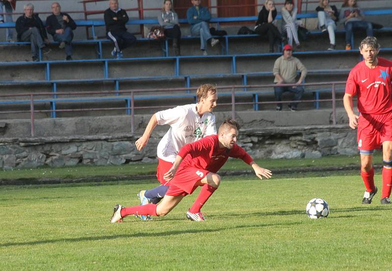 Fotbalisté Boskovic (v bílém) remizovali doma s favorizovanou Moravskou Slavií Brno 4:4. Domácí přitom ještě dvě minuty před koncem vedli 4:2. O výhru přišli až v nastavení.