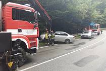 Profesionální hasiči vyprošťovali u obce Šebrov-Kateřina ze svodidel osobní auto.